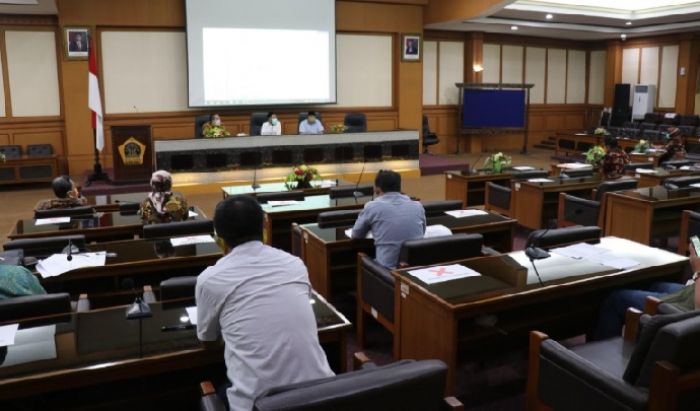 Faqih: Bank Jatim Gresik Hanya Mampu Cairkan BLT DD Dampak Corona 10 Desa per Hari Faqih: Bank Jatim Gresik Hanya Mampu Cairkan BLT DD Dampak Corona 10 Desa per Hari
