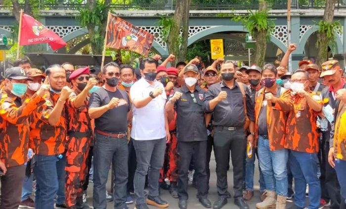 Geruduk DPRD Gresik, Ratusan Massa dari Pemuda Pancasila Minta PDIP Pecat Junimart Girsang Geruduk DPRD Gresik, Ratusan Massa dari Pemuda Pancasila Minta PDIP Pecat Junimart Girsang