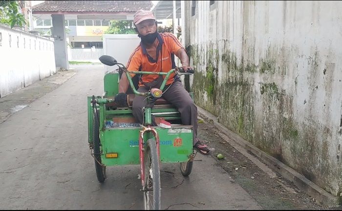 Miliki Keterbatasan Fisik, Penyandang Disabilitas di Banyuwangi Tetap Semangat Jualan Roti Keliling