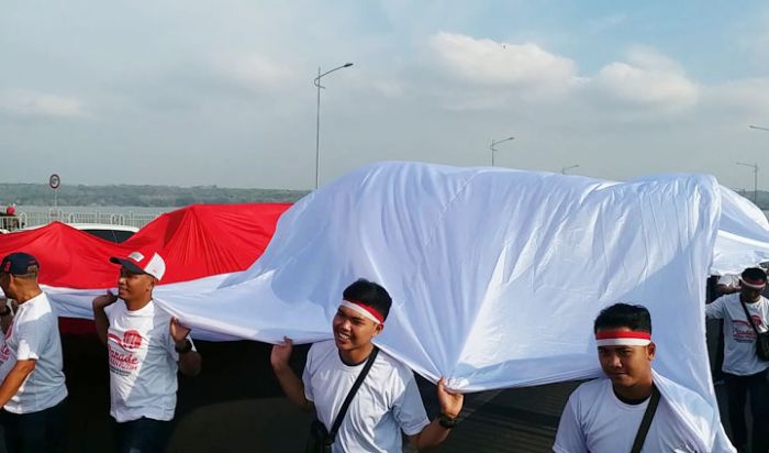 Meriahkan Pelantikan Presiden, Bentangkan Bendera Sepanjang 3.000 Meter di Jembatan Suramadu Meriahkan Pelantikan Presiden, Bentangkan Bendera Sepanjang 3.000 Meter di Jembatan Suramadu
