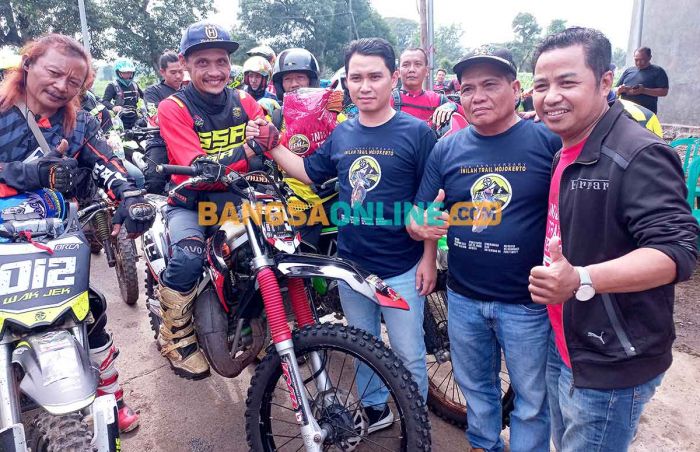 Wakil Bupati Mojokerto Apresiasi Baksos Ratusan Rider Trail saat Jelajah Alas Jatirejo