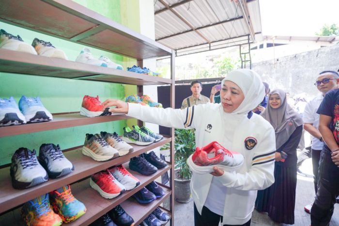 Gubernur Jatim Puji Kualitas Sepatu Olahraga Produksi UMKM Mojokerto Gubernur Jatim Puji Kualitas Sepatu Olahraga Produksi UMKM Mojokerto