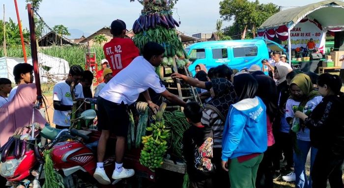 Peringati Maulid Nabi dan Kemerdekaan RI, Warga Lingkungan Trate Kediri Gelar Kirab Gunungan Sayuran Peringati Maulid Nabi dan Kemerdekaan RI, Warga Lingkungan Trate Kediri Gelar Kirab Gunungan Sayuran