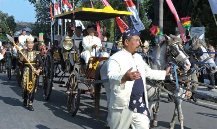 Peringati Harjakasi 201, Bupati dan Wabup Situbondo Dikirab Kereta Kencana