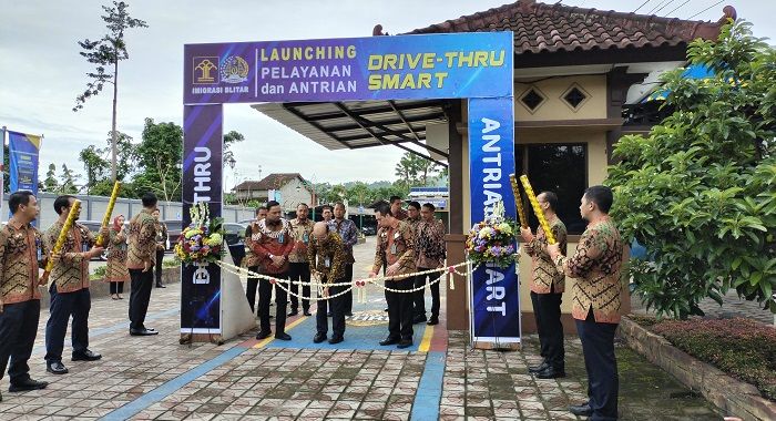 Ambil Paspor di Kantor Imigrasi Blitar Kini Kian Mudah, Tak Perlu Turun dari Mobil Ambil Paspor di Kantor Imigrasi Blitar Kini Kian Mudah, Tak Perlu Turun dari Mobil