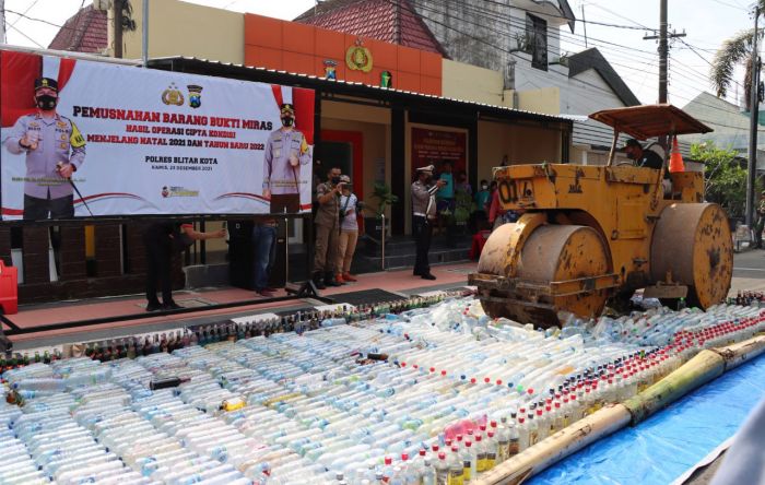 Jelang Nataru, Polres Blitar Kota Musnahkan Ribuan Botol Miras