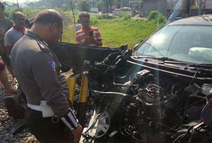 Belajar Nyetir, Pengemudi Salah Injak Pedal Gas, Mobil Disambar KA Gajayana di Blitar Belajar Nyetir, Pengemudi Salah Injak Pedal Gas, Mobil Disambar KA Gajayana di Blitar