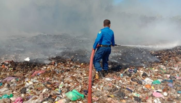 TPA Angsanah Pamekasan Kebakaran, Diduga Aktivitas Warga yang Bakar-bakar Sampah TPA Angsanah Pamekasan Kebakaran, Diduga Aktivitas Warga yang Bakar-bakar Sampah