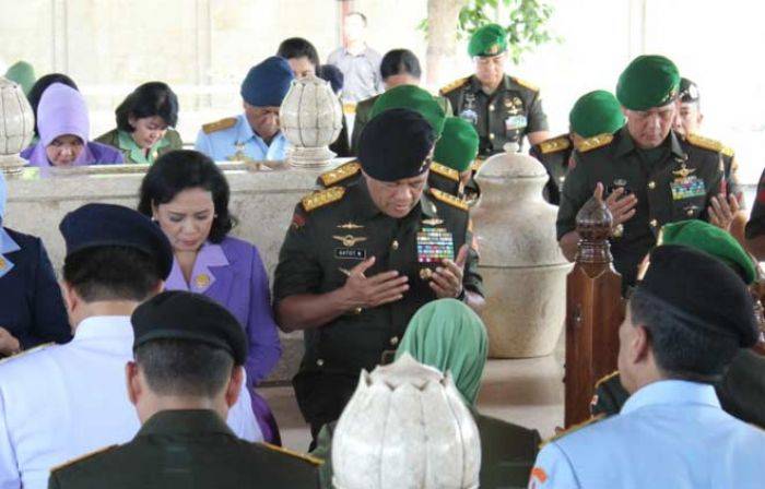 Nyekar ke Makam Bung Karno, Panglima TNI Tegaskan Sikap Netral TNI, Jadikan Ziarah sebagai Tradisi