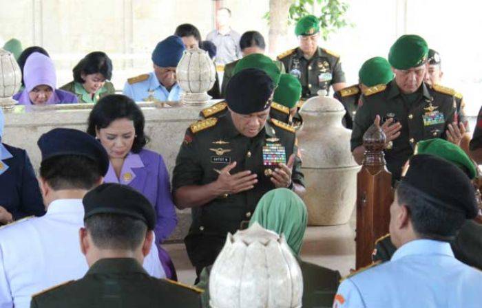 Nyekar ke Makam Bung Karno, Panglima TNI Tegaskan Sikap Netral TNI, Jadikan Ziarah sebagai Tradisi Nyekar ke Makam Bung Karno, Panglima TNI Tegaskan Sikap Netral TNI, Jadikan Ziarah sebagai Tradisi