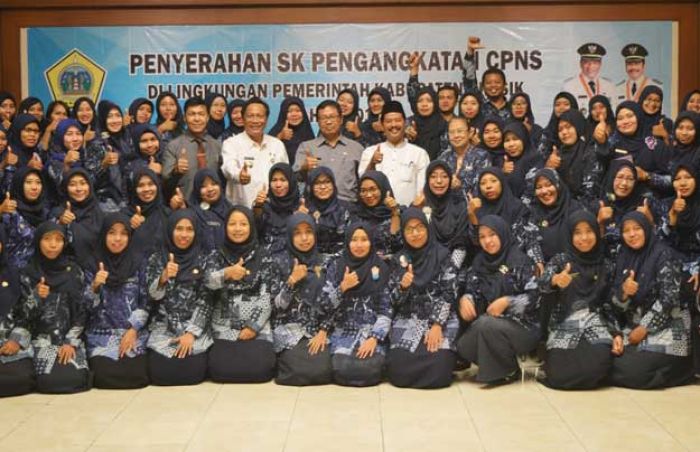 Tanpa Biaya Sepeser pun, SK 75 Bidan dan Penyuluh Pertanian Gresik Diserahkan