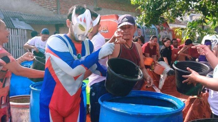 Ultraman Turun Tangan Bantu Warga Terdampak Kekeringan di Lamongan Ultraman Turun Tangan Bantu Warga Terdampak Kekeringan di Lamongan