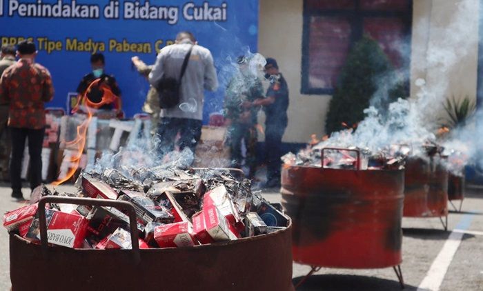 ​Bea Cukai Blitar Musnahkan Ratusan Ribu Batang Rokok Ilegal