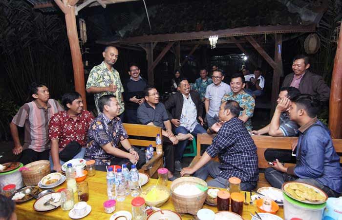 Kang Yoto Diam-diam Siapkan Materi Kampanye, Ditelepon Ketum PAN Maju Pilgub Jatim Kang Yoto Diam-diam Siapkan Materi Kampanye, Ditelepon Ketum PAN Maju Pilgub Jatim