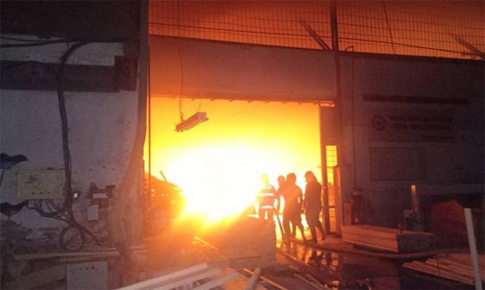 Pabrik Kayu di Sidoarjo Terbakar, Ada Bunyi Ledakan Pabrik Kayu di Sidoarjo Terbakar, Ada Bunyi Ledakan