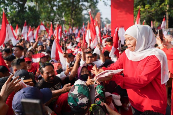 Sambut HUT RI ke-79, Khofifah Bagikan Bendera di Acara Jalan Sehat Kota Mojokerto Sambut HUT RI ke-79, Khofifah Bagikan Bendera di Acara Jalan Sehat Kota Mojokerto