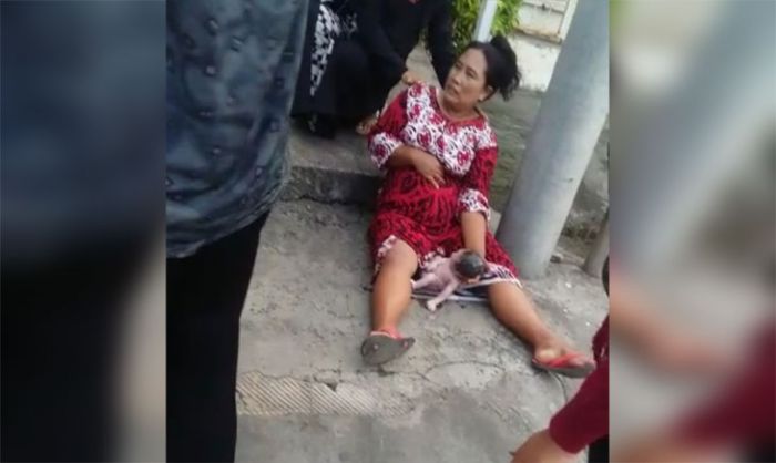 Viral, Seorang Ibu Paruh Baya Lahirkan Bayinya di Pinggir Jalan Raya KH Wahid Hasyim Sampang