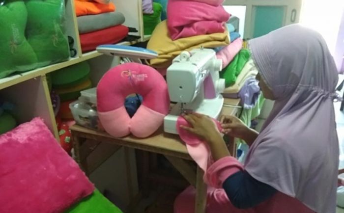 Bisnis Pembuatan Bantal Leher Tembus Palembang, Meski Omzet Turun karena Covid-19 