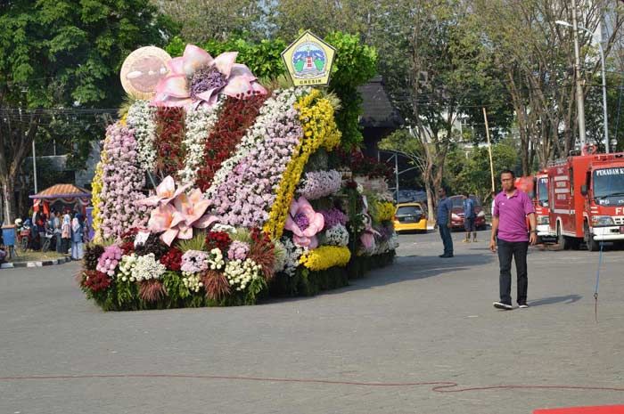 Mobil Hias Perusahaan Besar Warnai Gelaran Karnaval Pemkab Gresik Mobil Hias Perusahaan Besar Warnai Gelaran Karnaval Pemkab Gresik