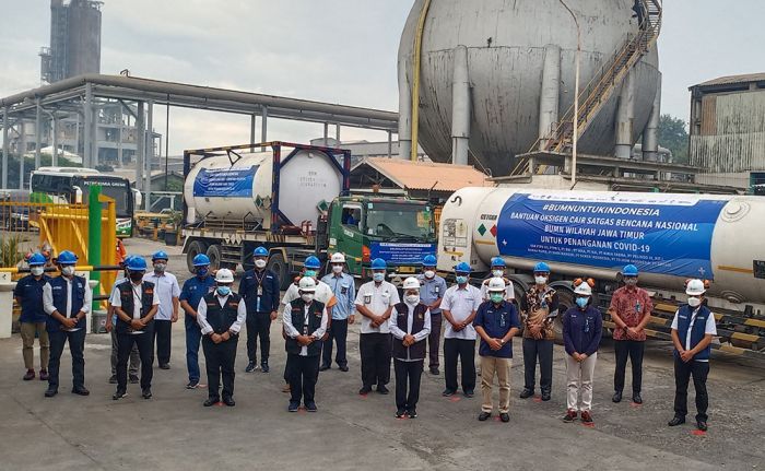 Gubernur Khofifah Terima Bantuan 31 Ton Oksigen Cair dari Petrokimia Gresik dan Satgas BUMN Jatim Gubernur Khofifah Terima Bantuan 31 Ton Oksigen Cair dari Petrokimia Gresik dan Satgas BUMN Jatim