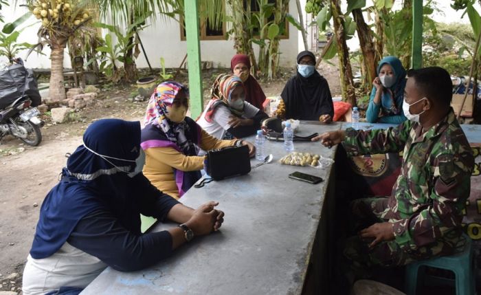 Ajak Warga Ikuti Vaksinasi, Satgas Covid-19 di Tuban Blusukan ke Warung Kopi