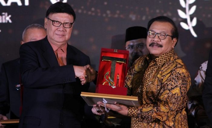 Pakde Karwo Terima IAA Award 2018, Mendagri Beri Apresiasi 