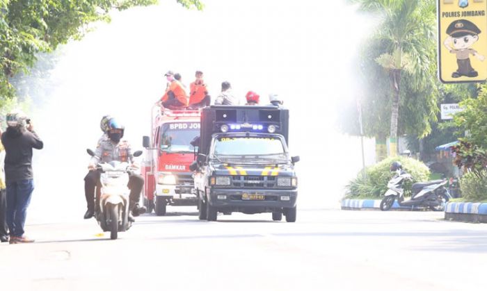 Belasan Ribu Liter Disinfektan Disemprotkan di Jalan Protokol Jombang