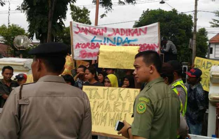 Keluarga Korban Pencabulan Bocah Warga Desa Ranu Wurung Demo PN Lumajang