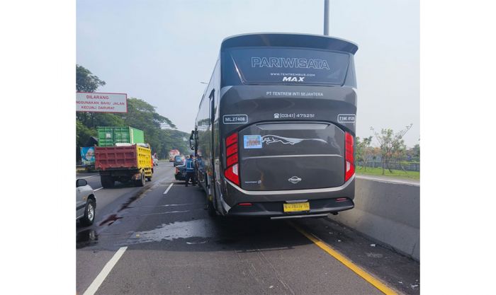 Hilang Kendali Usai Nyalip, Honda Civic Tabrak Pembatas Jalan dan Diseruduk Bus