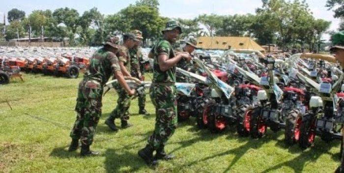 Bupati Jombang Bantah Isu Pungli, Tiga Pilar Diminta Awasi Bantuan Traktor Petani Bupati Jombang Bantah Isu Pungli, Tiga Pilar Diminta Awasi Bantuan Traktor Petani