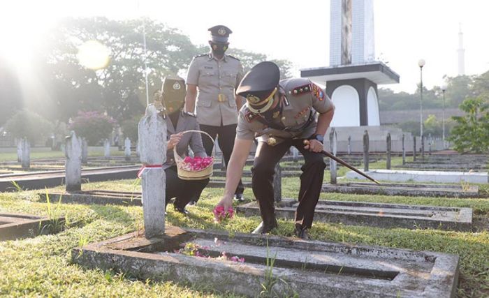 Peringati HUT Bhayangkara ke-75, Kapolres Kediri Ziarah ke TMP Peringati HUT Bhayangkara ke-75, Kapolres Kediri Ziarah ke TMP