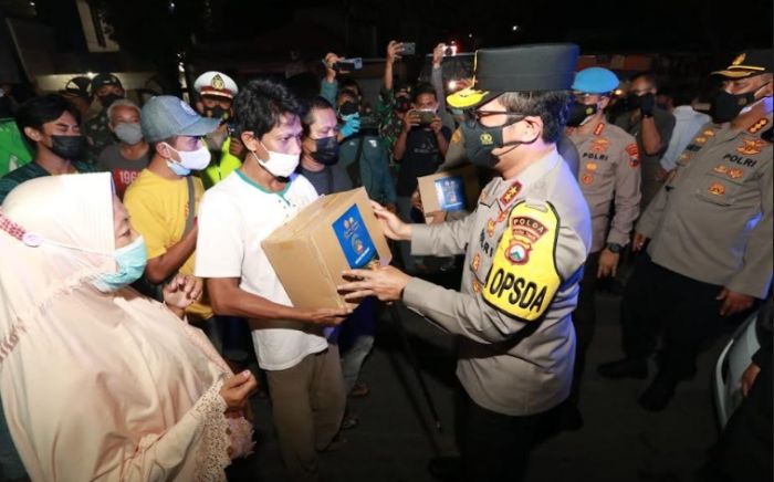 Kapolda Jatim Bagikan Bansos dan Ajak Masyarakat Patuhi Prokes