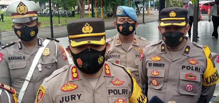 Operasi Zebra Semeru 2021, Polres Madiun Bagikan Masker dan Jas Hujan untuk Pengguna Jalan