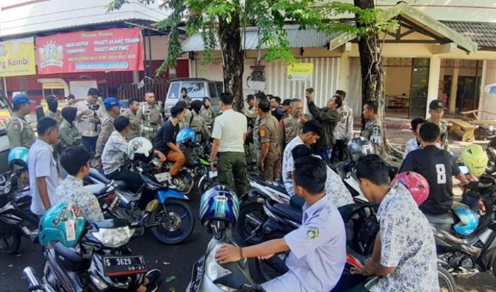 Nongkrong Saat Jam Sekolah, 12 Pelajar SMA di Kota Mojokerto Terjaring Razia Satpol PP Nongkrong Saat Jam Sekolah, 12 Pelajar SMA di Kota Mojokerto Terjaring Razia Satpol PP