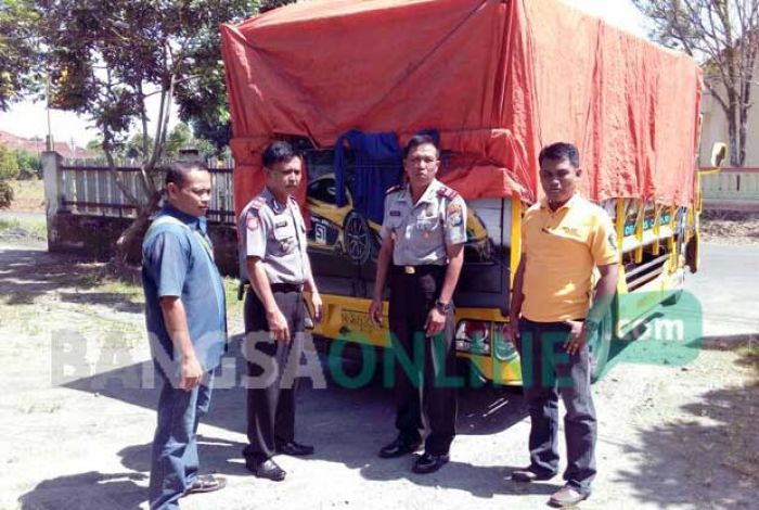 Truk Ditinggalkan di Pinggir Jalan Desa Trenceng Blitar, Ternyata Angkut Kayu Diduga Curian Truk Ditinggalkan di Pinggir Jalan Desa Trenceng Blitar, Ternyata Angkut Kayu Diduga Curian