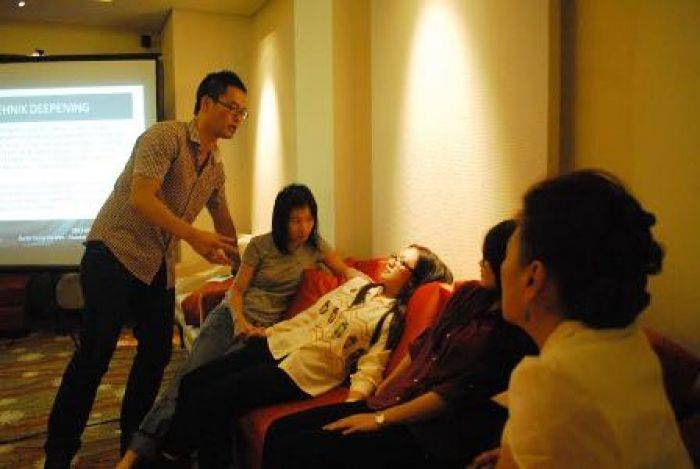 Atasi Masalah Keluarga dan Pribadi dengan Inti Hypnoterapi Atasi Masalah Keluarga dan Pribadi dengan Inti Hypnoterapi