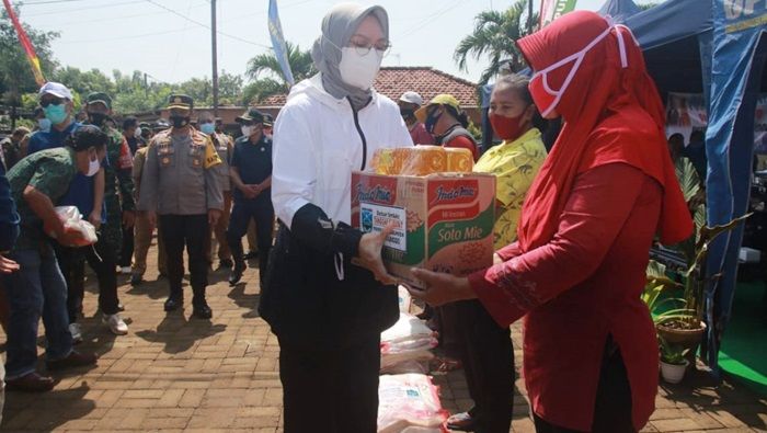 Bupati Probolinggo Berikan Bansos ke Warga Dua Desa Terdampak Banjir Bupati Probolinggo Berikan Bansos ke Warga Dua Desa Terdampak Banjir