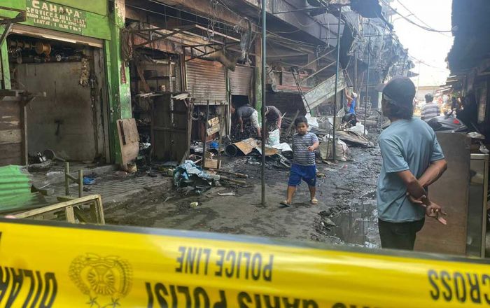 Kebakaran Hebat Landa Pasar Krian, 400 Kios Terbakar Kebakaran Hebat Landa Pasar Krian, 400 Kios Terbakar