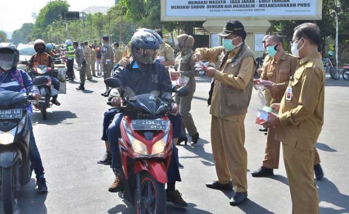 Bupati Sambari dan ASN Bagi-bagi Masker Gratis Kepada Pengguna Jalan