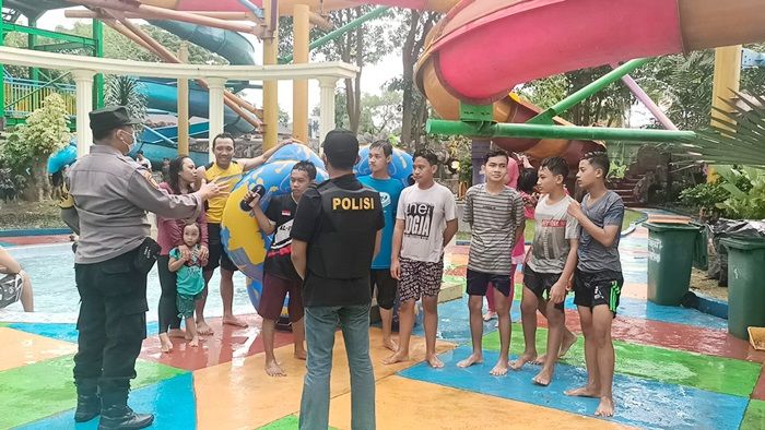Datangi Wahana Seluncuran, Polres Gresik Minta Pengelola Utamakan Keselamatan Pengunjung Datangi Wahana Seluncuran, Polres Gresik Minta Pengelola Utamakan Keselamatan Pengunjung