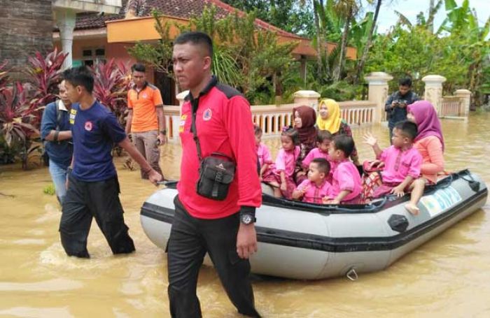 Tanggul Sungai Bondoyudho Jebol, 300 KK di Kecamatan Rowokangkung Kebanjiran Tanggul Sungai Bondoyudho Jebol, 300 KK di Kecamatan Rowokangkung Kebanjiran