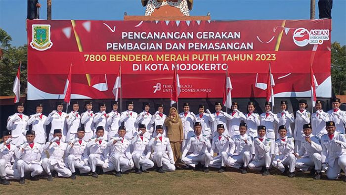 Meriahkan HUT RI ke-78, Ning Ita Pimpin Pencanangan Gerakan dan Pemasangan 7800 Bendera Merah Putih Meriahkan HUT RI ke-78, Ning Ita Pimpin Pencanangan Gerakan dan Pemasangan 7800 Bendera Merah Putih