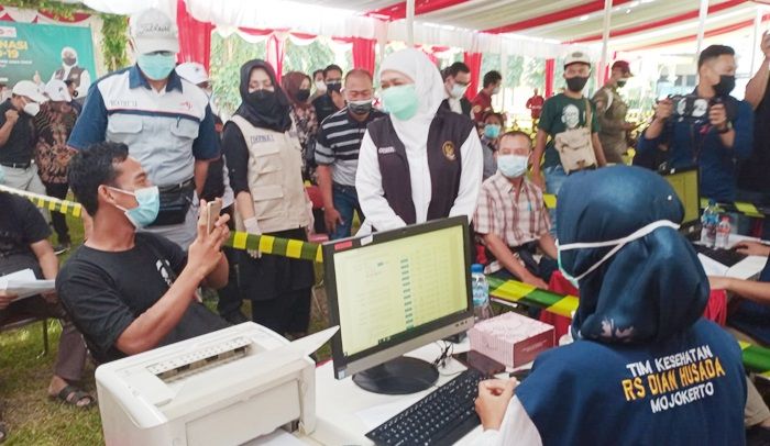 Gubernur Khofifah Pantau Vaksinasi di Kawasan Industri Ngoro Mojokerto Gubernur Khofifah Pantau Vaksinasi di Kawasan Industri Ngoro Mojokerto