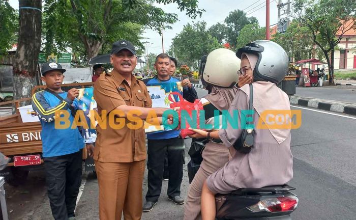 Semarak Ramadan, Dinsos P3A Kota Mojokerto Bagikan Takjil Semarak Ramadan, Dinsos P3A Kota Mojokerto Bagikan Takjil