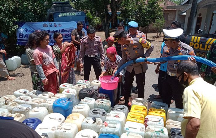 Krisis Kekeringan, Kapolres dan Kasatlantas Polres Pasuruan Bagikan Air Bersih di Dua Desa