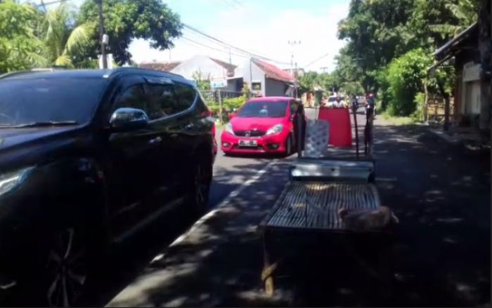 Gerah Jalan Rusak, Warga Tutup Jalan Brantas Probolinggo dengan Lincak