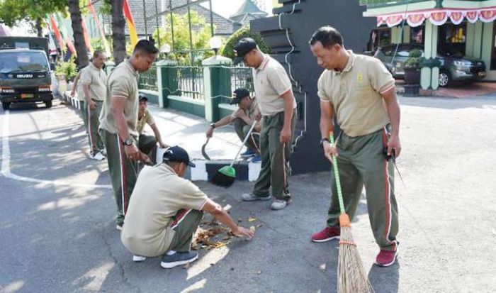 Kodim Madiun Manfaatkan Jumat Bersih Guna Bersihkan Lingkungan