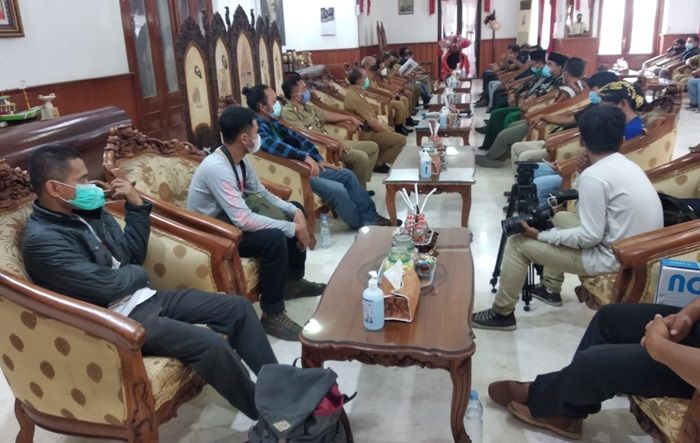 15 Ormas Dukung Bupati Arifin Tolak Pertambangan Emas di Trenggalek 15 Ormas Dukung Bupati Arifin Tolak Pertambangan Emas di Trenggalek