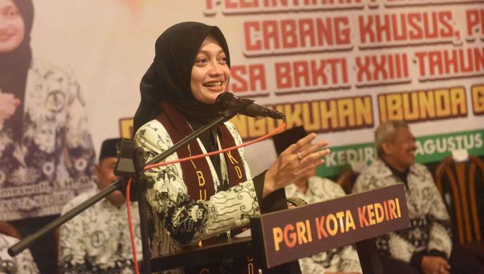 Vinanda Prameswati Dikukuhkan Jadi Ibunda Guru PGRI Kota Kediri 2025-2030 Vinanda Prameswati Dikukuhkan Jadi Ibunda Guru PGRI Kota Kediri 2025-2030