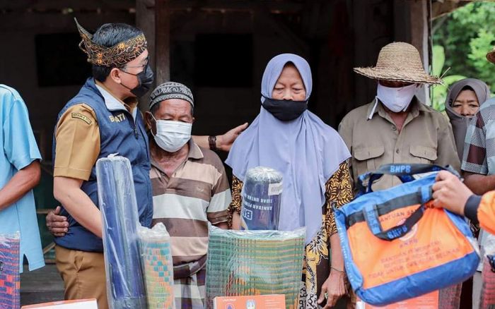 Bupati Pamekasan Beri Bantuan Kepada Belasan Korban Angin Kencang di Pademawu Bupati Pamekasan Beri Bantuan Kepada Belasan Korban Angin Kencang di Pademawu